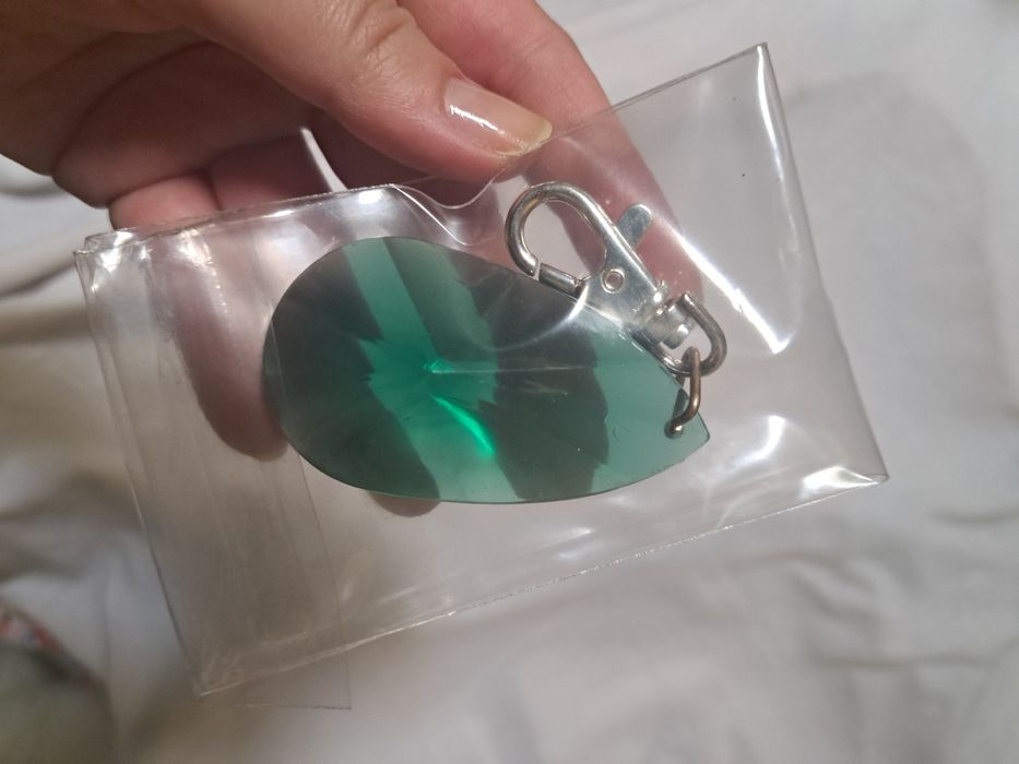 H&M porta-chaves chaveiro verde turquesa cristalino e reflexos de luz
