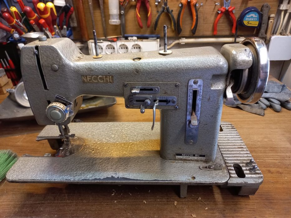 Maquina de costura antiga Necchi