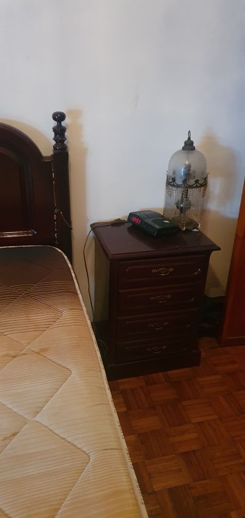 Conjunto cama e mesas de cabeceira