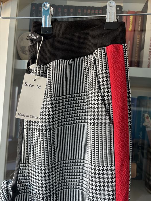 Calcas xadrez com risca vermelho