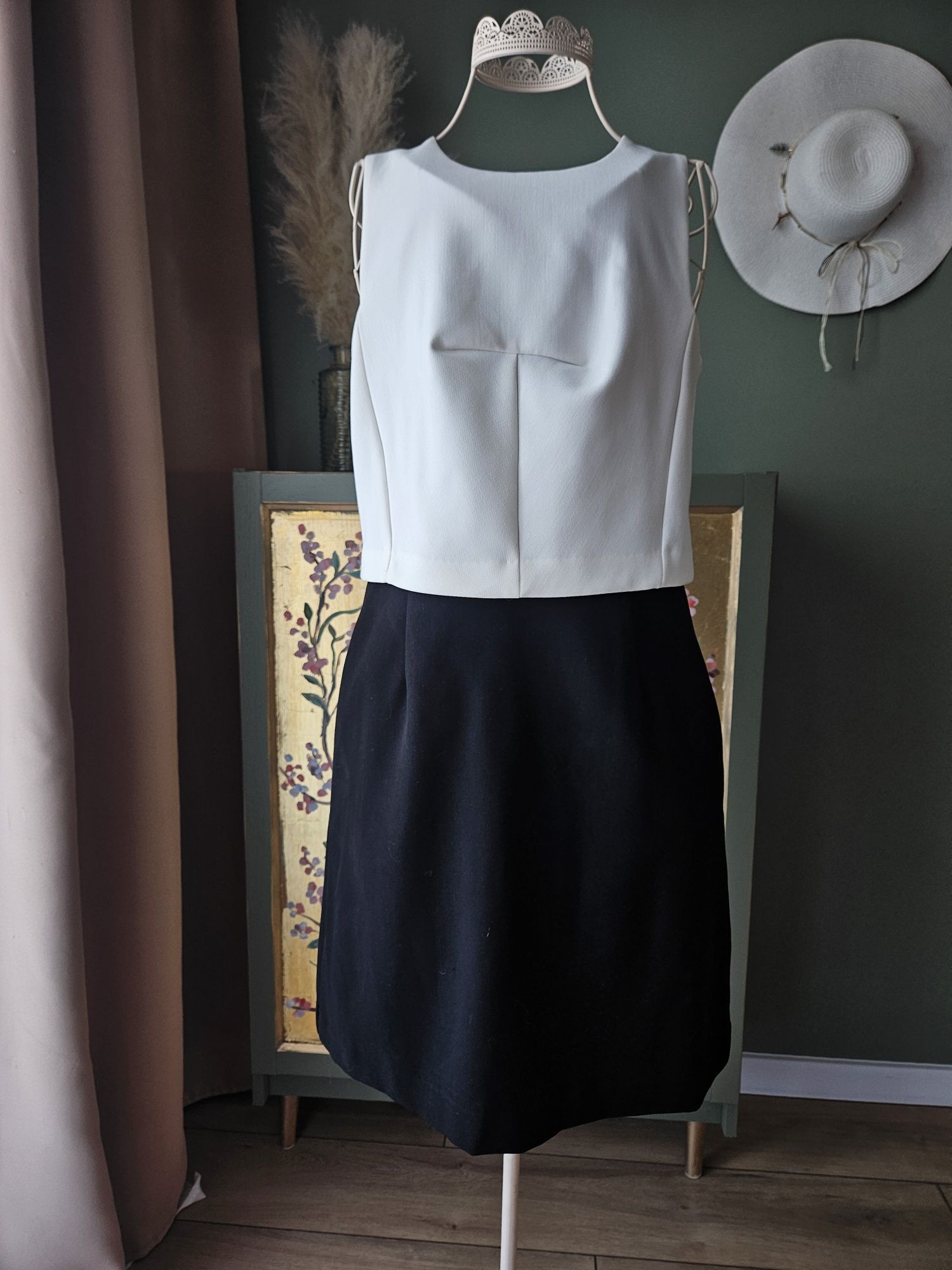 Elegancka czarno-biała sukienka damska Next Tailoring z ozdobnym tyłem