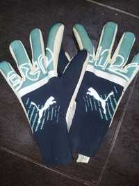 Продам оригинальные футбольные перчатки Puma