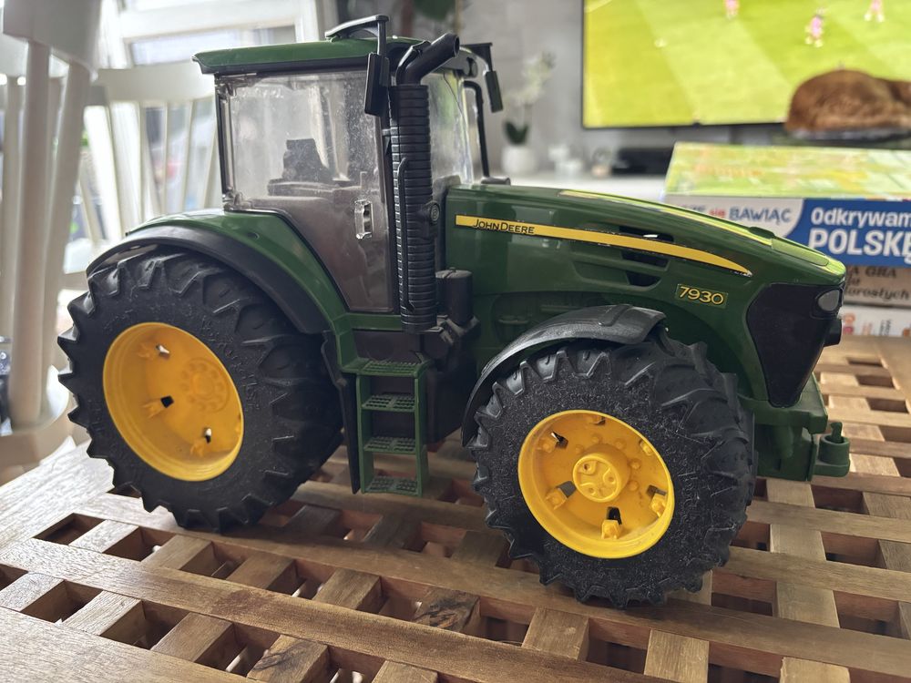 BRUDER - Duzy traktor John Deere 7930