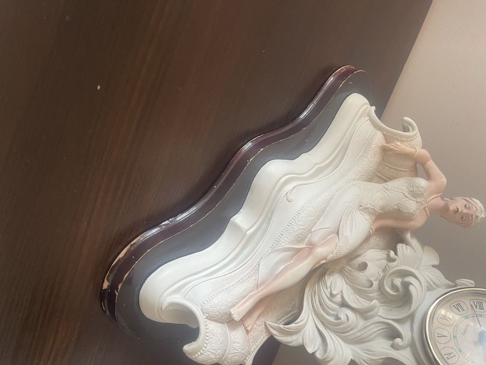 Ozdobny zegar z elegancka damą