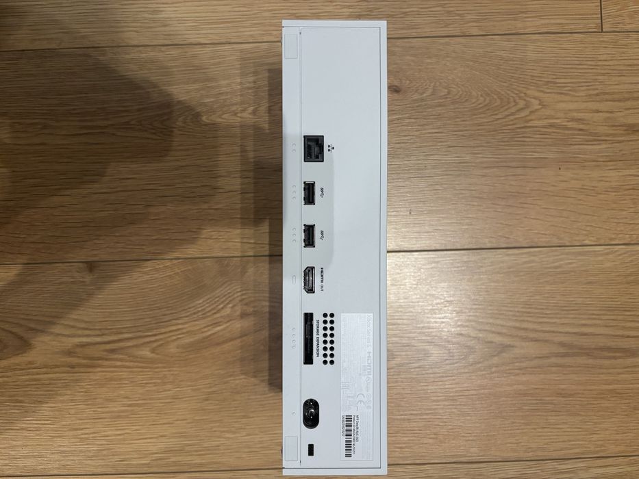 Konsola XBOX Series s + dwa pady + ładowarka do akumulatorków