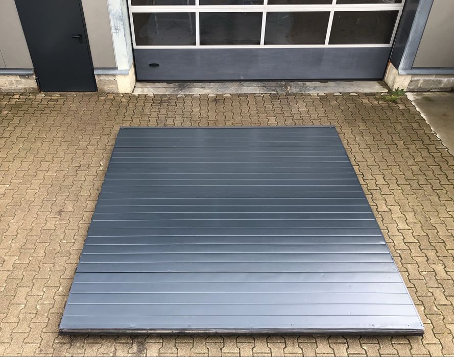 Brama 330 x 330 panelowa segmentowa garażowa przemysłowa rolowana