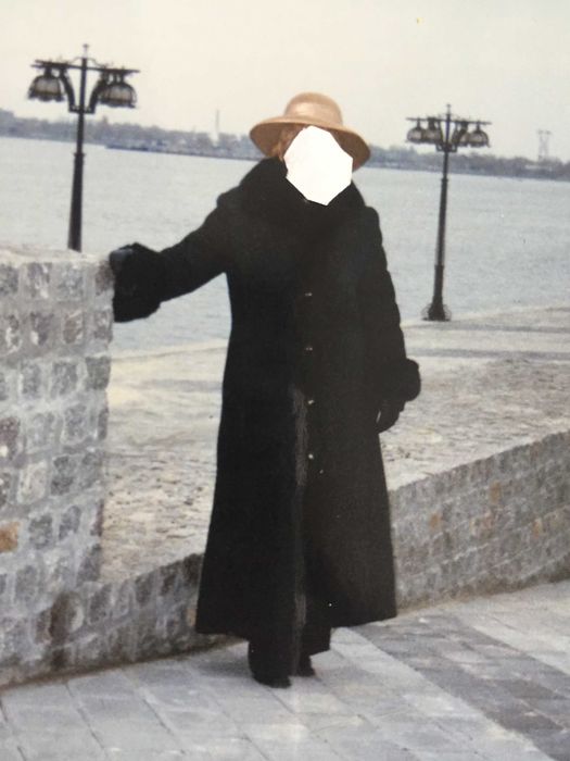 Продам женскую дубленку с воротником и манжетами из меха песца.