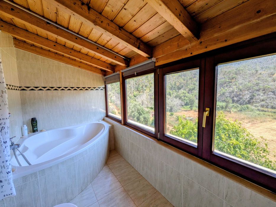 Retiro na natureza com terraço e vista