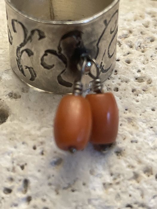 Stary srebrny Pierscionek z dyndalkiem koral antykwaryczny