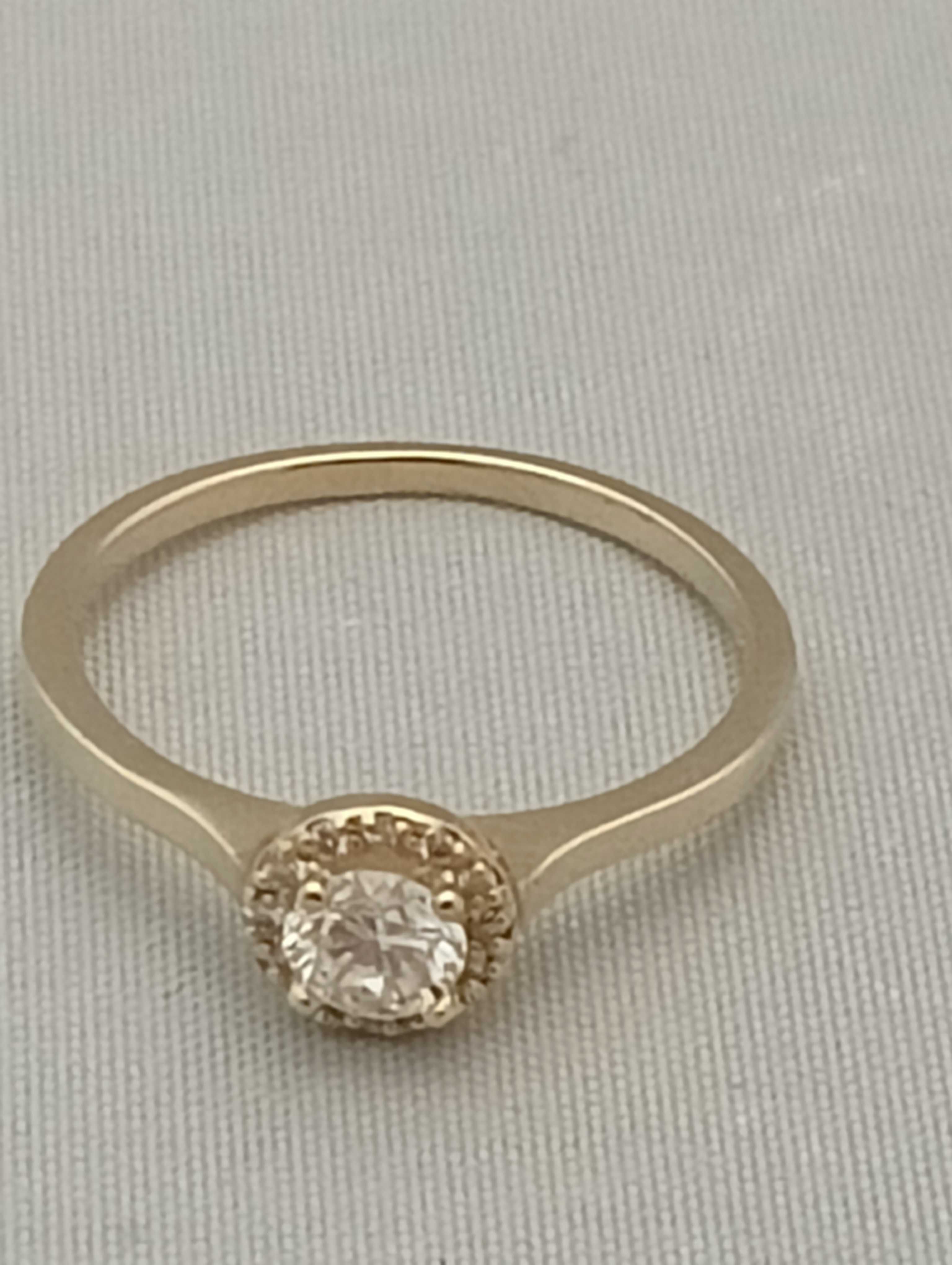 Złoty pierścionek z brylantami ok 0,3 ct