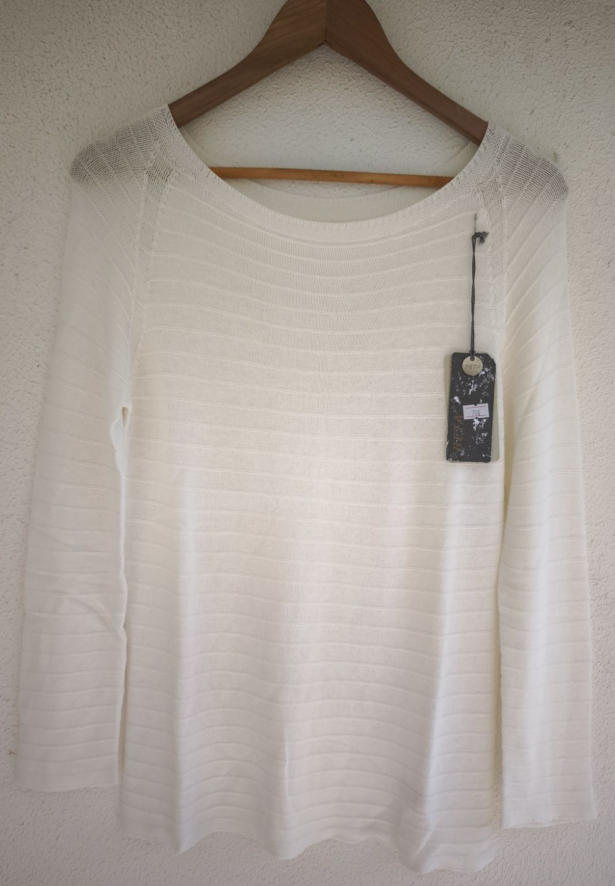Camisola branca em malha fria, italiana, manga comprida.