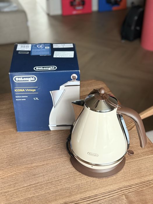 Електрочайник DeLonghi KBOV 2001.BG