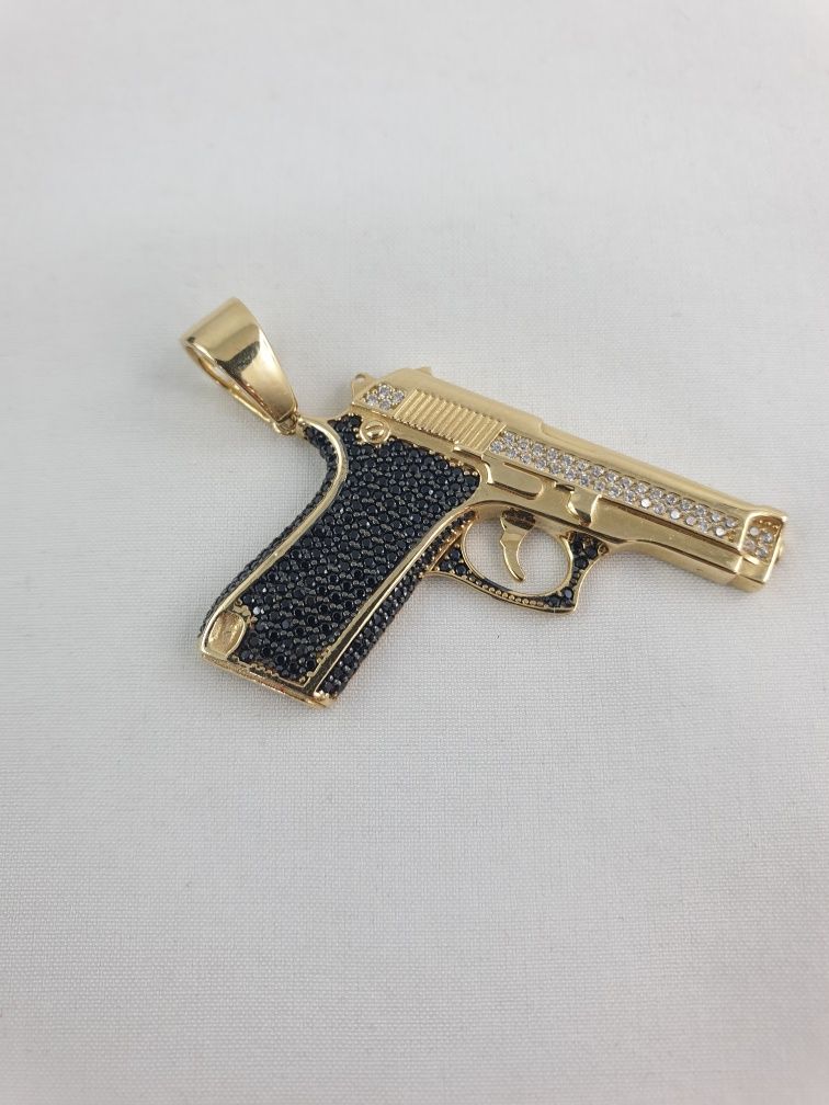 Złota zawieszka pistolet .