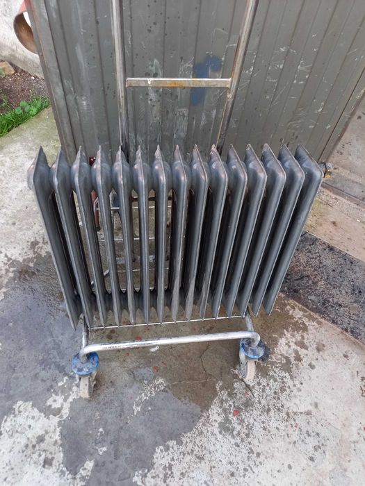 grzejniki stalowe loft antyk, drzwi drewniane stare, okna klatkowe