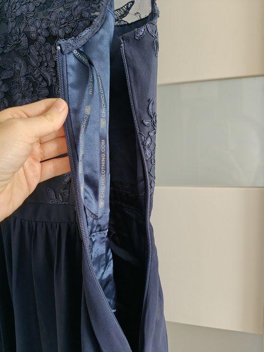 Wieczorowa granatowa sukienka midi na Andrzejki i Sylwestra