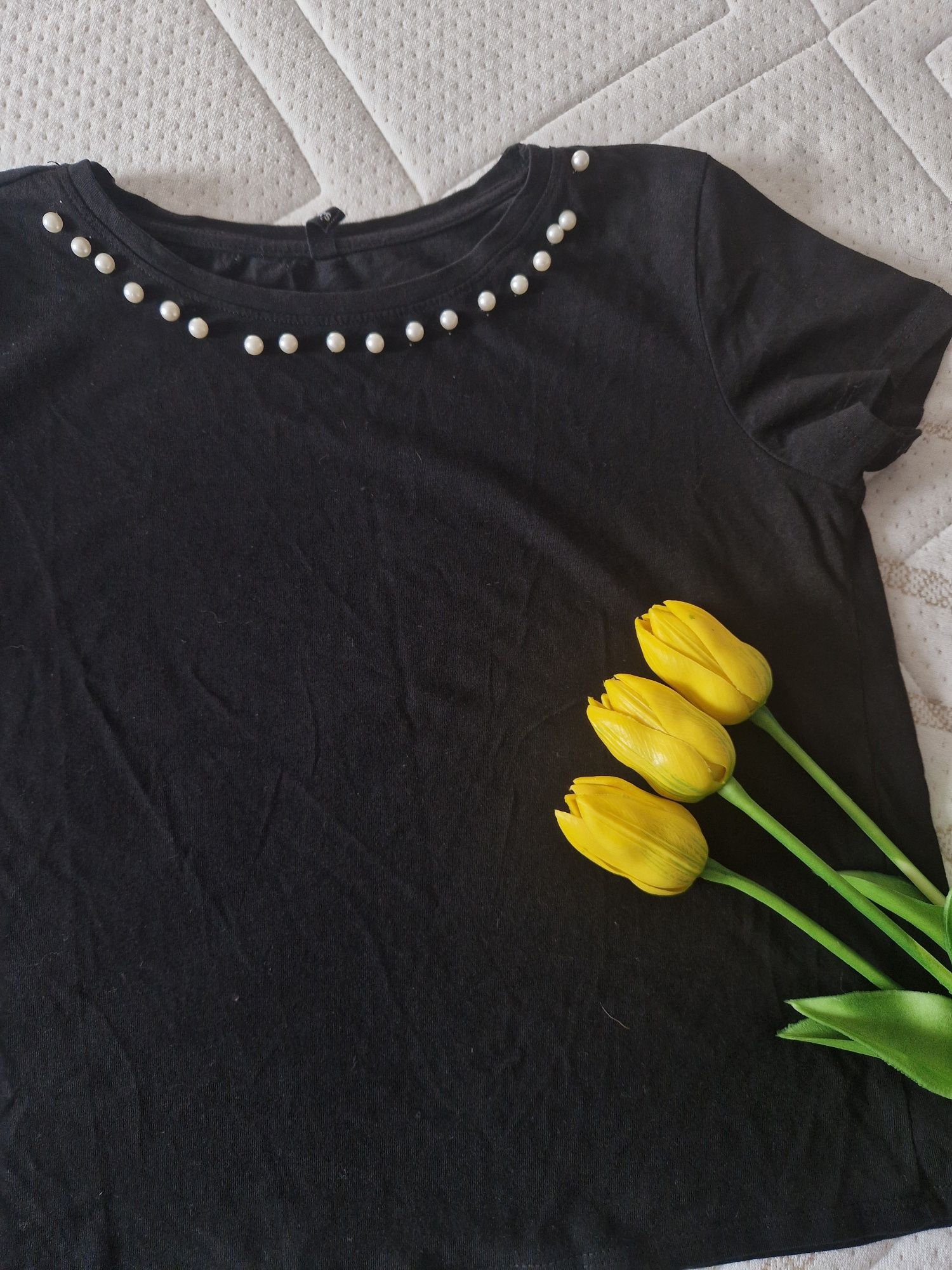Czarna klasyczna bluzka z perełkami T-shirt crop top sinsay S