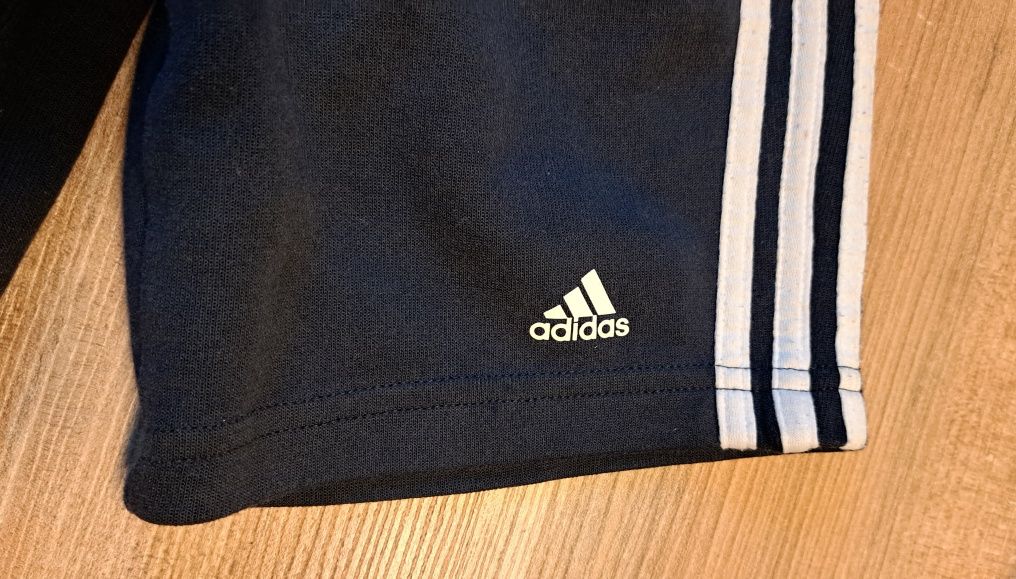 Oryginalne bawełniane spodenki szorty marki Adidas r.104
 rozmiar z me