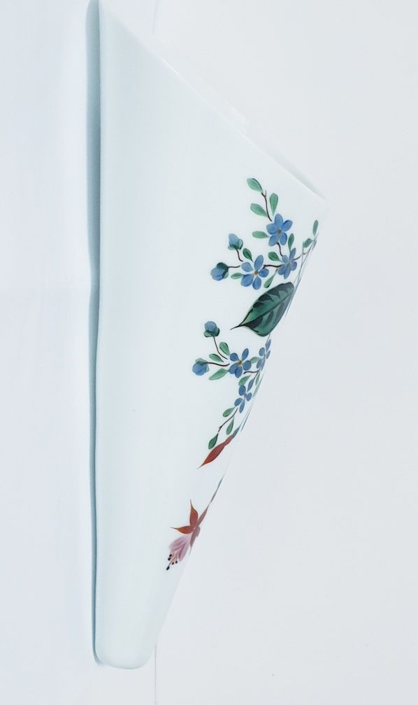 antiga jarra de parede em vidro opalino pintado à mão