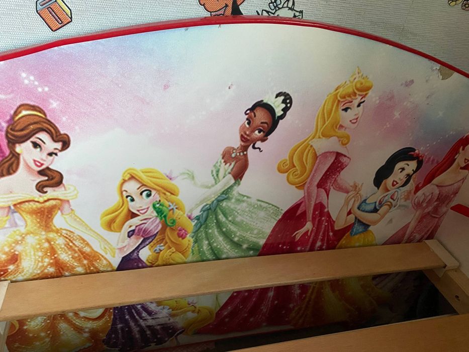 Дитяче ліжко з принцесами