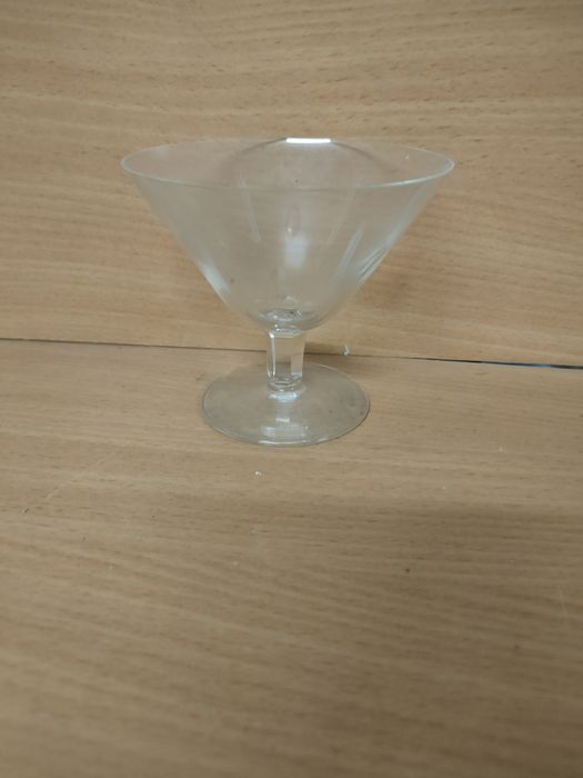 Taças antigas em vidro trabalhado.