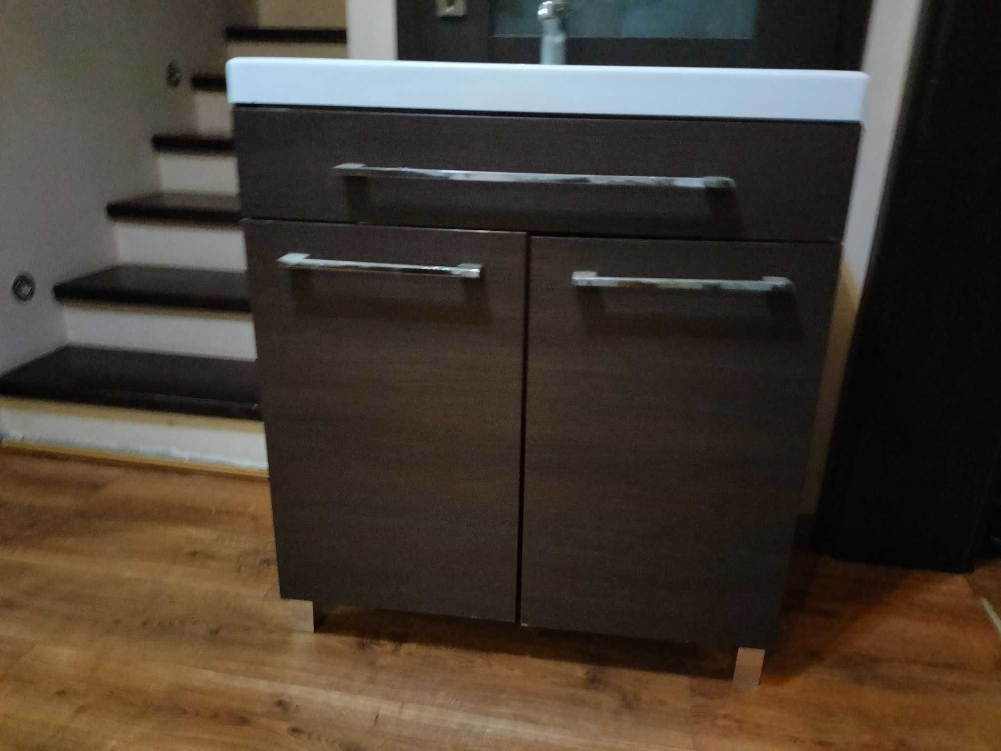 Umywalka z baterią i szafką  80 cm