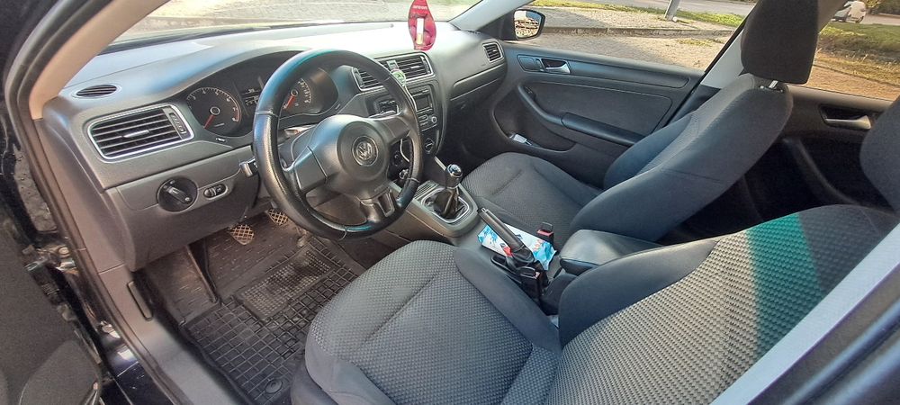 Volkswagen jetta 2013 року 2.0 газ-бензин механіка