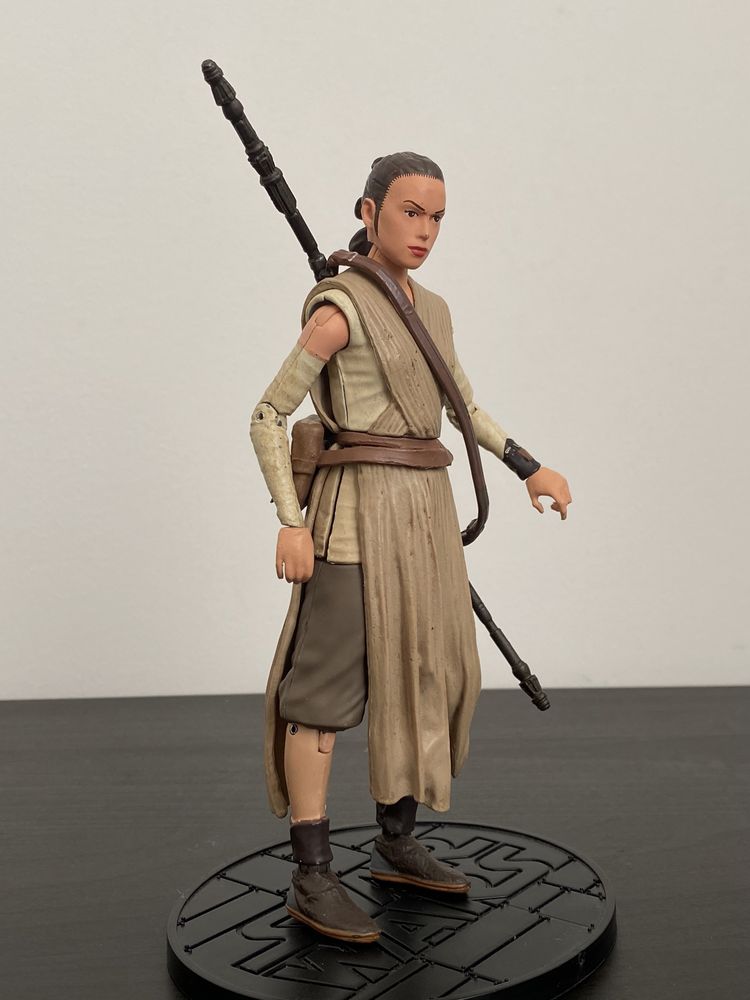 Rey - Star Wars - Action Figure 17cm (com base e acessório)