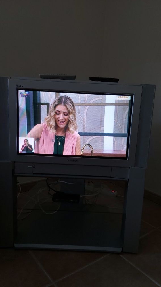 TV Panasonic com móvel ecrã plano 69"