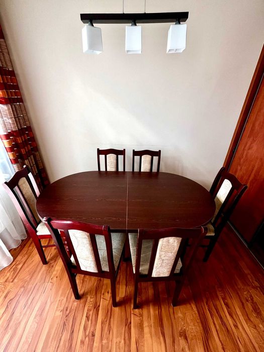 duży rozkładany drewniany stół + krzesła