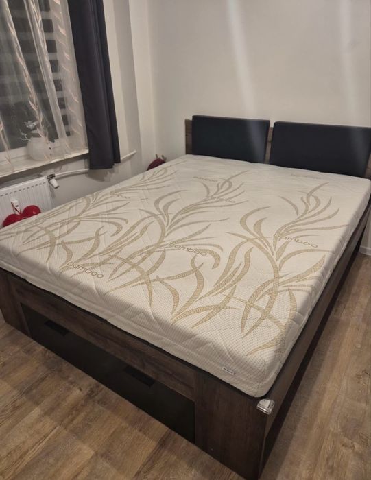 Łóżko małżeńskie z materacem