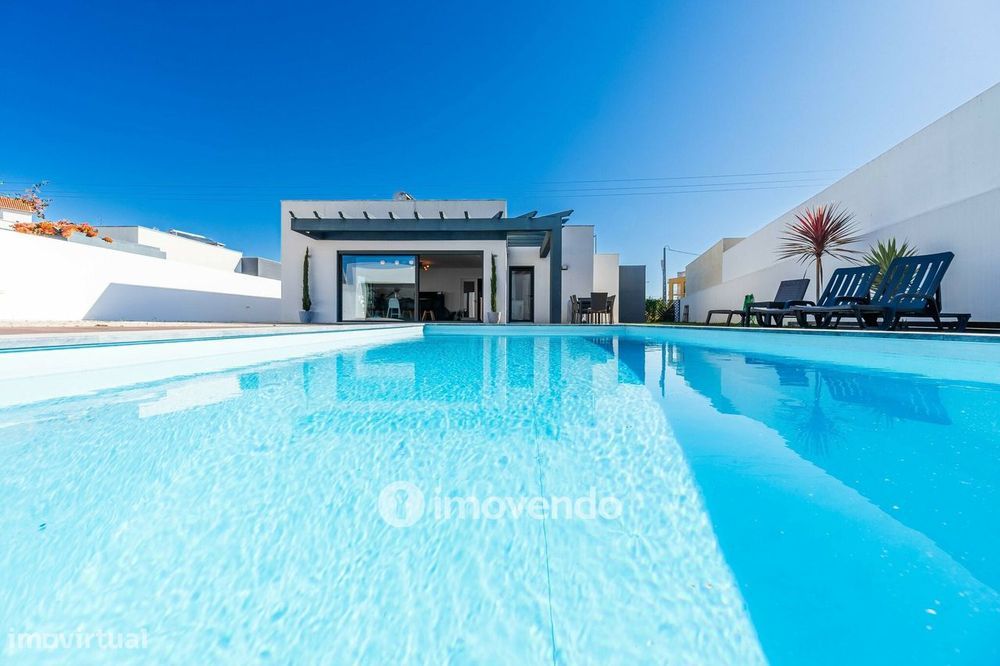 Moradia T4 exclusiva, com piscina e próximo da praia, em Peniche