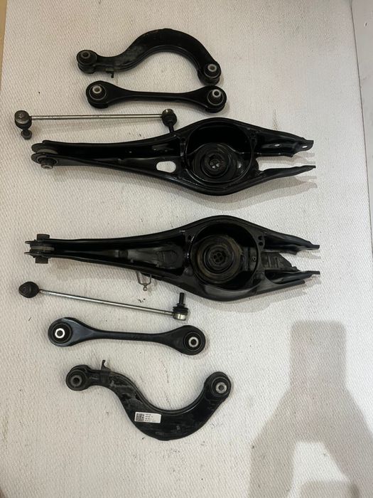 Важіль задньої підвіски поперечний Ричаг Балка Skoda passat A7 Golf