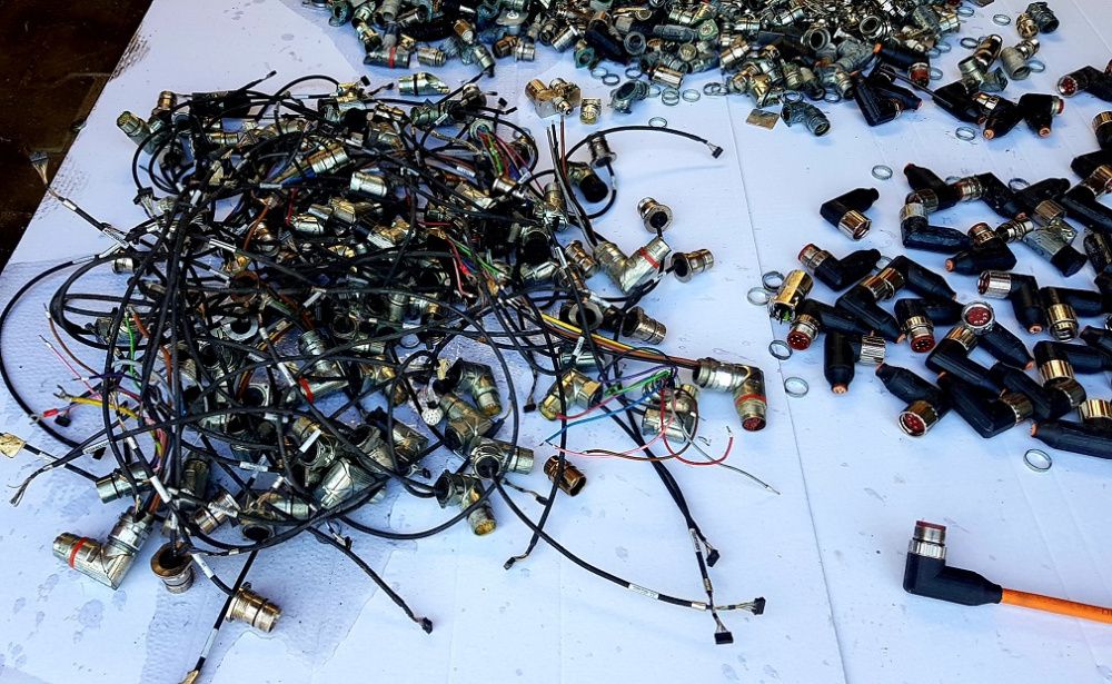 Wtyczki gniazda kable CNC automatyka przemysłowa 3000 szt 140kg