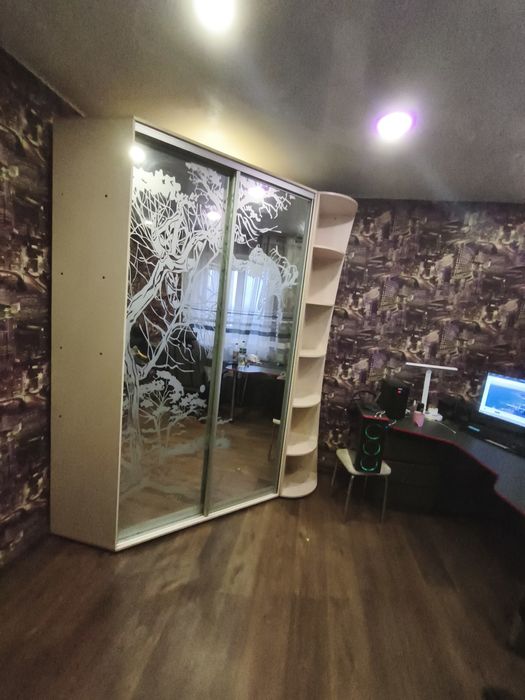 Шкаф угловой с зеркалом