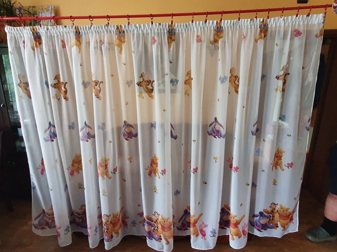 Metalowy karnisz do pokoju dziecinnego z Kubusiem Puchatkiem