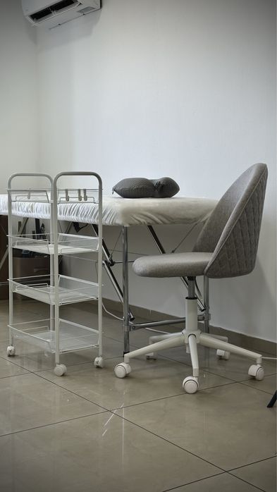 Оренда місця | візажного стола / дзеркала і кушетки у центрі