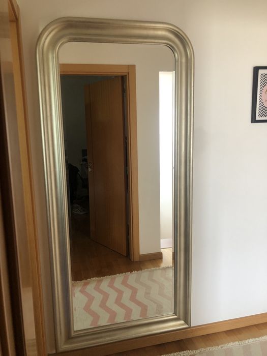 Vários móveis, espelhos, sofá