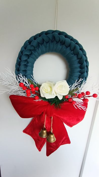 Ręcznie wykonany wieniec świąteczny z włóczki velvet