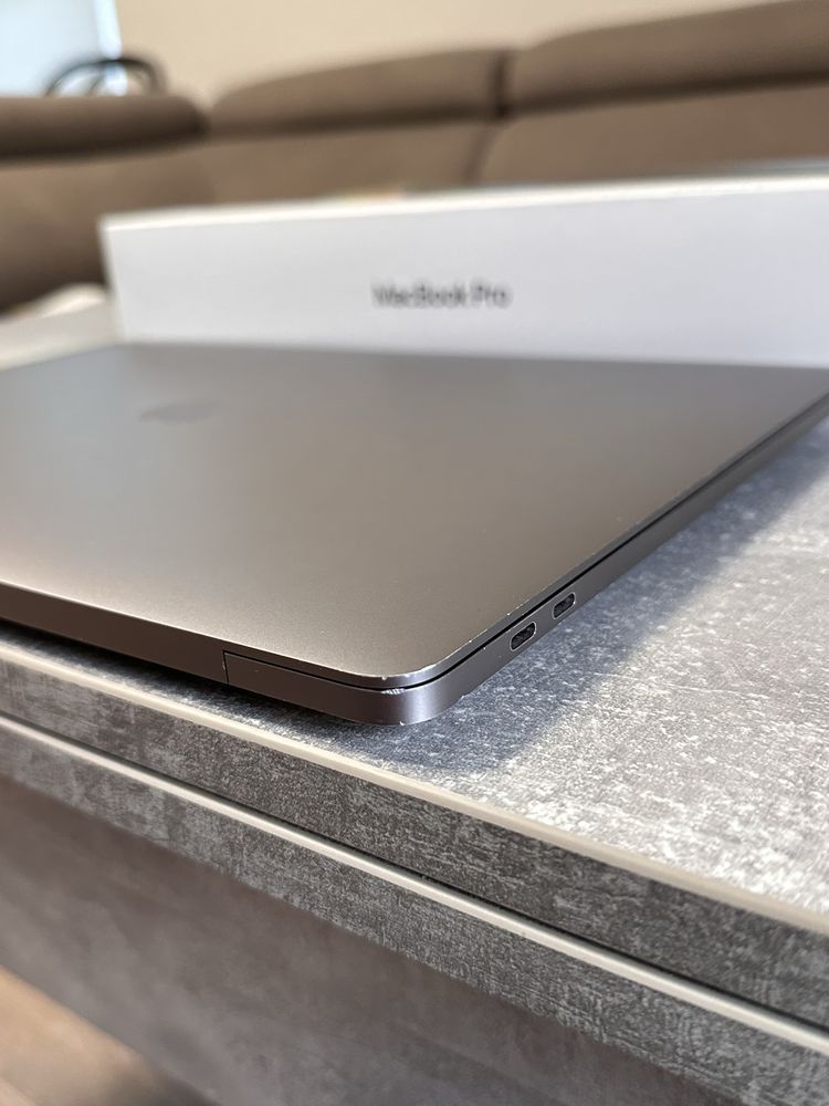 MacBook Pro 16” (2019, Intel i7 / 16GB / 512GB)