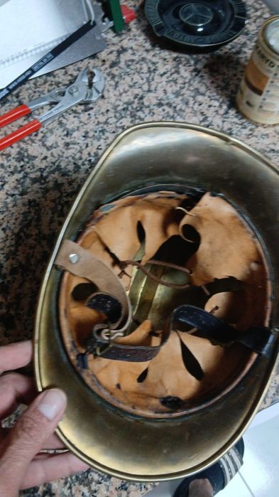 Capacete antigo em cobre