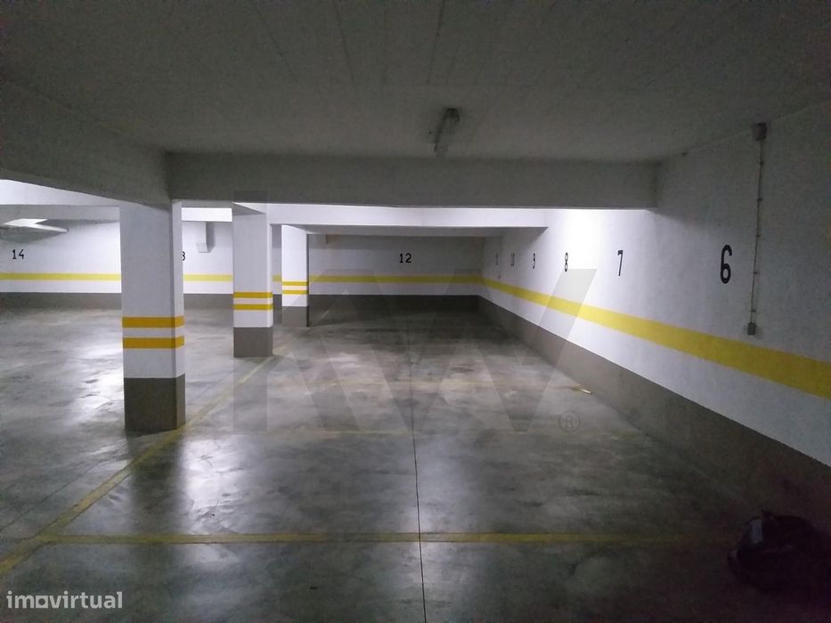 Parqueamento em zona central de Mem Martins