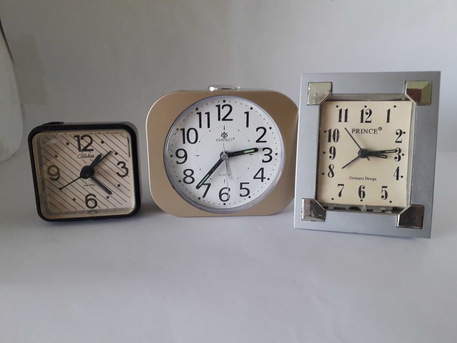 Zestaw trzech starych budzików z okresu PRL.