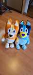 Conjunto de 2 peluches bingo e bluey novos