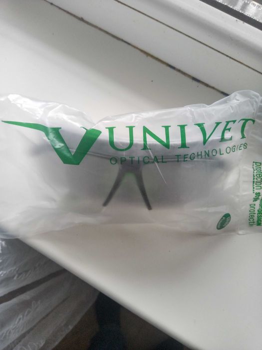 Світло-відбівний жилет, захисні окуляри, біруші.