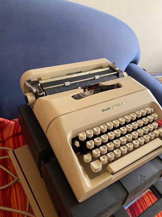 Máquina de Escrever Olivetti Lettera 35 - Anos 70