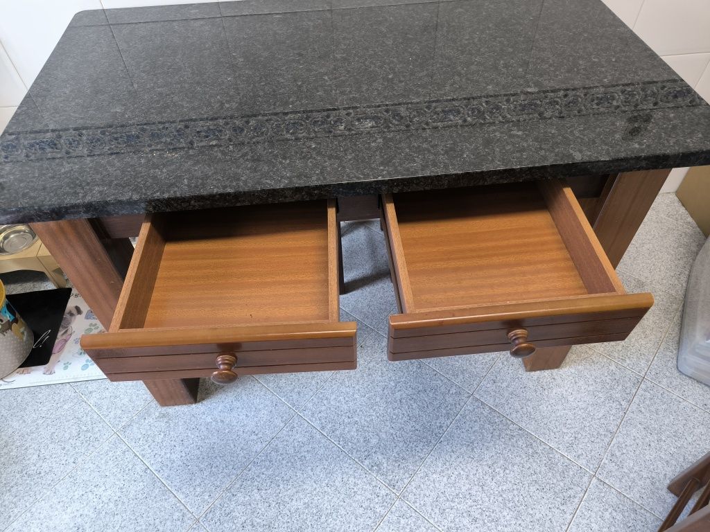 Mesa de cozinha com bancos