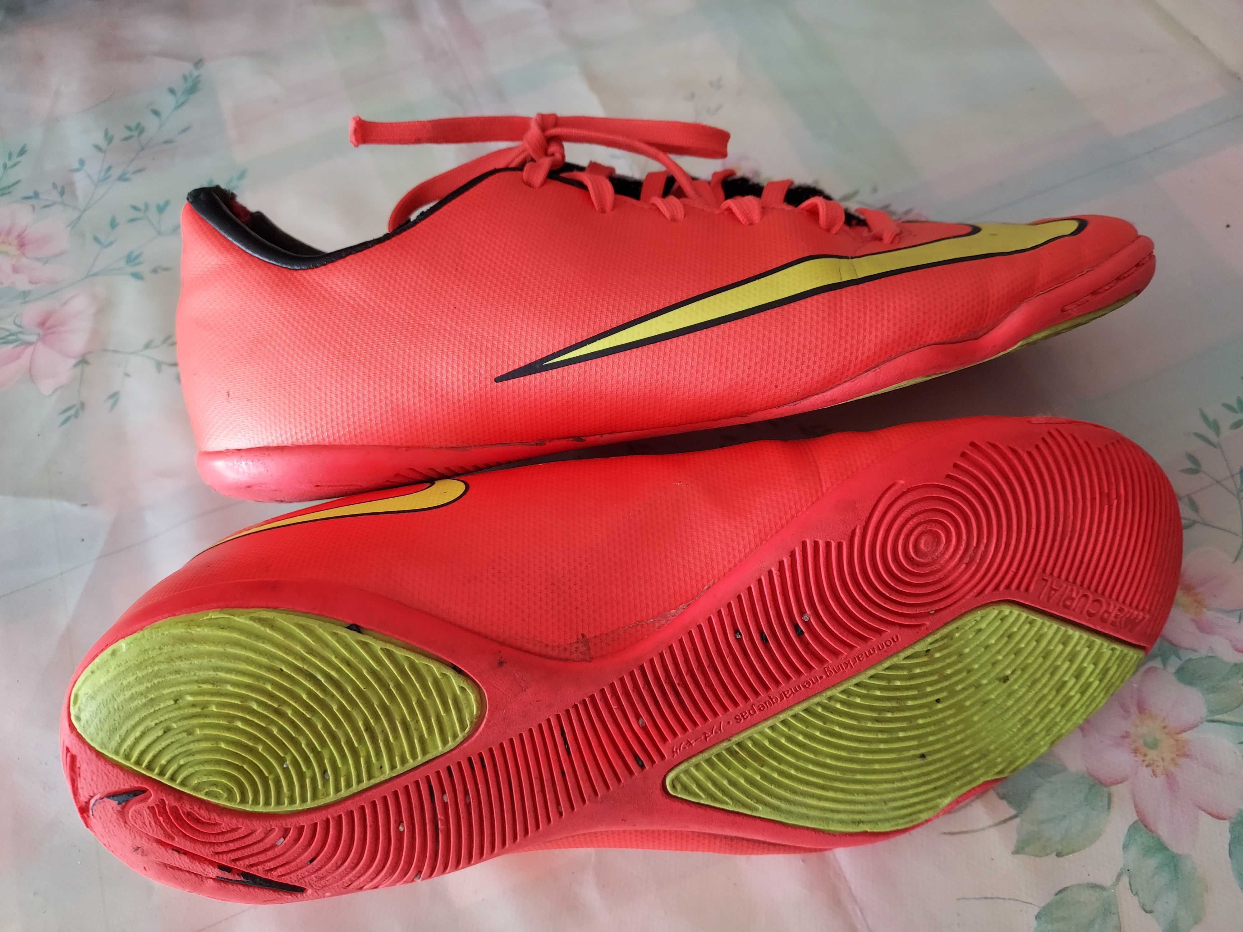 Chuteiras Nike de Futebol/ Futsal