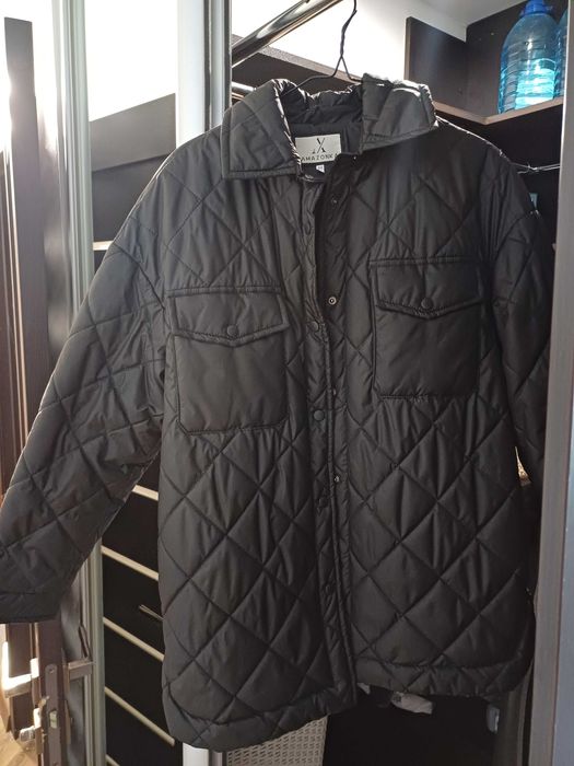 Демісезонна жіноча стьобана чорна куртка