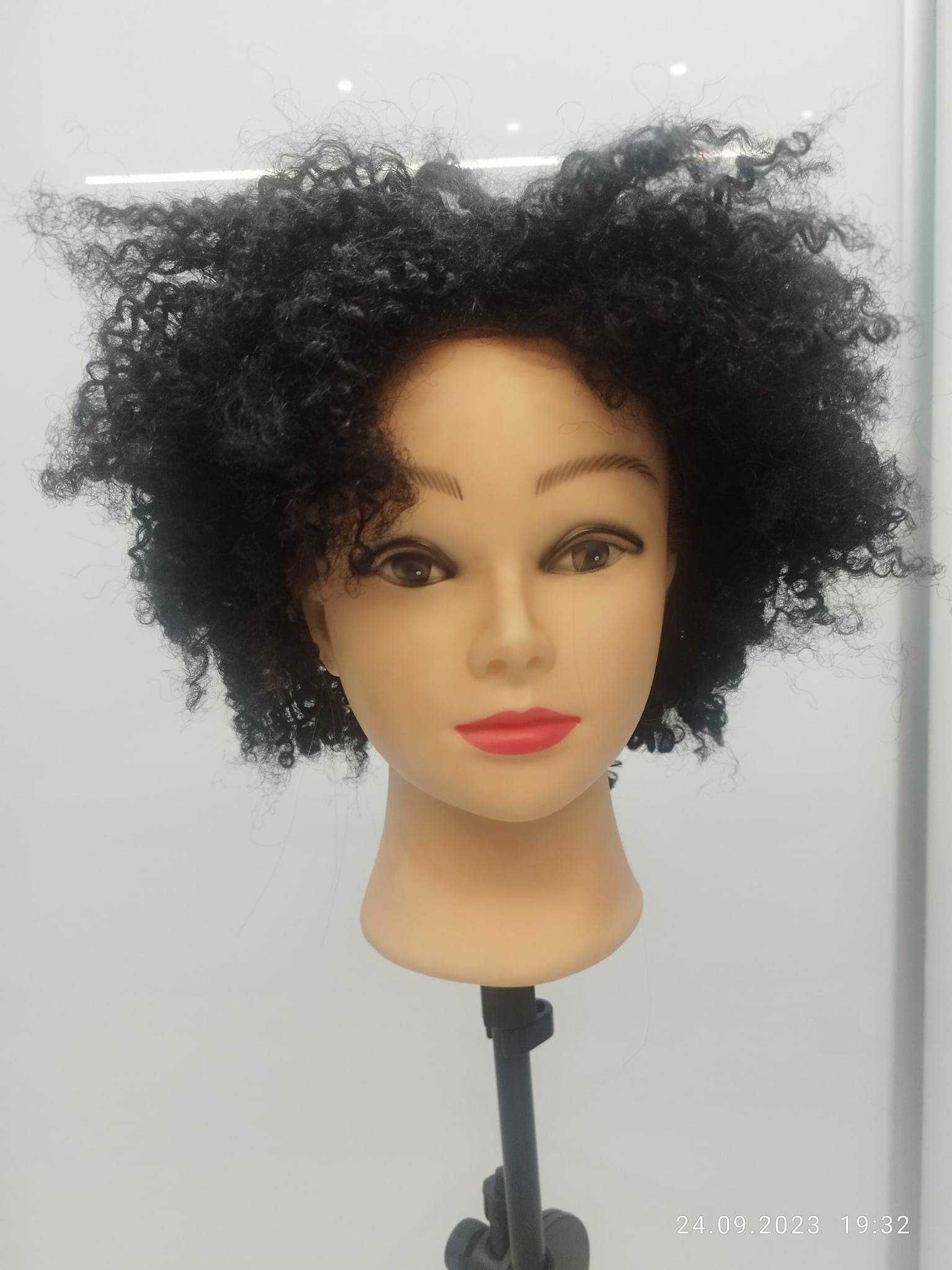 Peruka. Krótkie ciemne kręcone włosy „afro”.