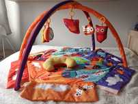 Mata edukacyjna Kinderkraft kojec + grzechotki